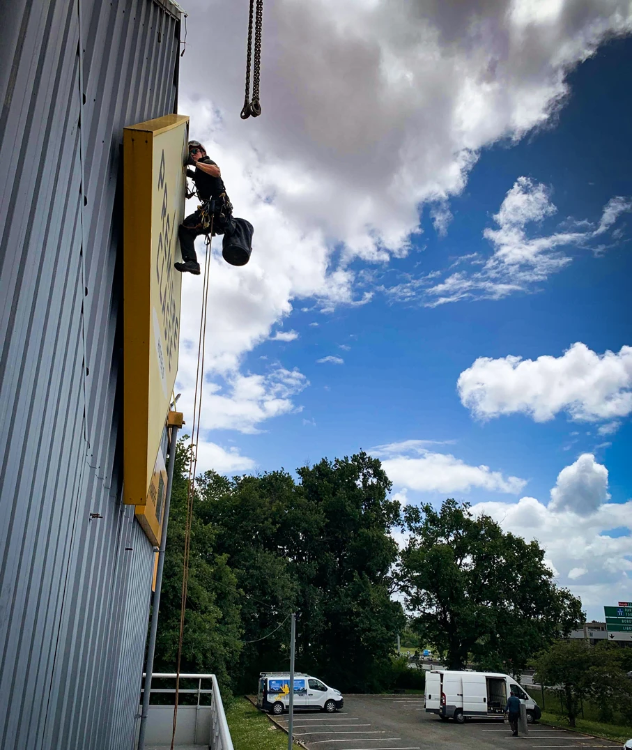 Intervention de cordistes MS Access pour enseigne en bout de course chez POLY-POSE BELIN BELIET à Villenave-d'Ornon (bâtiment) – 2
